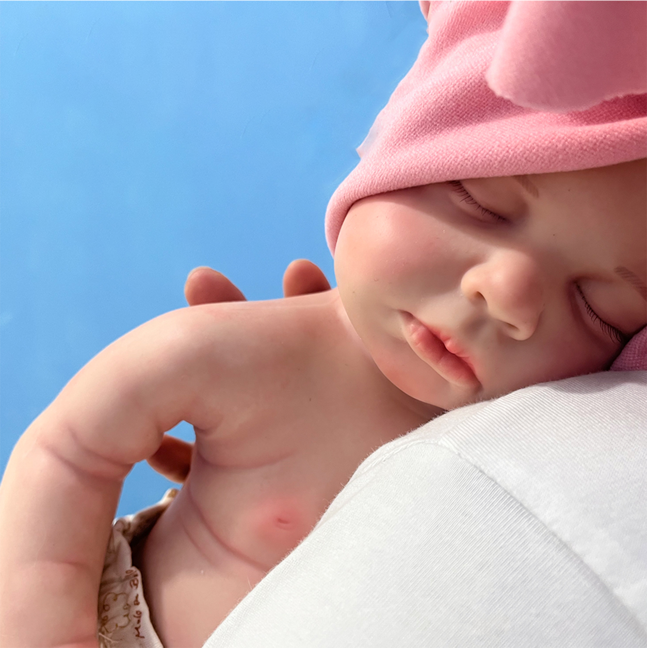Embrace a silicone reborn baby, and heal the loneliness and emptiness in the years of solitude怀抱一只硅胶重生宝宝，治愈独处岁月里的孤单与空落
